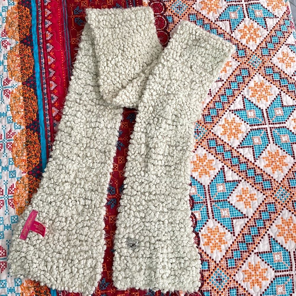 Betsey Johnson scarf , super cute stretchy material, excellent condition